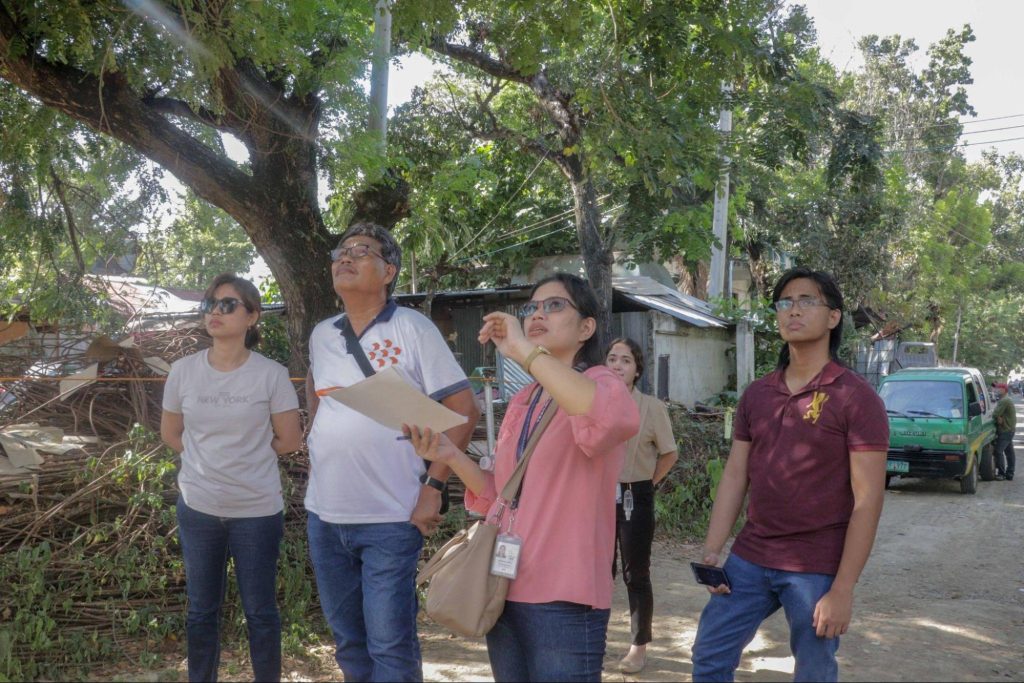 Inspecting the under-construction Student Center and Education Complex from a safe distance| Photo by Khairon Cañete 1